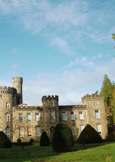 Adeilad ar ffurf castell gyda thyrau a llawer o ffenestri.
