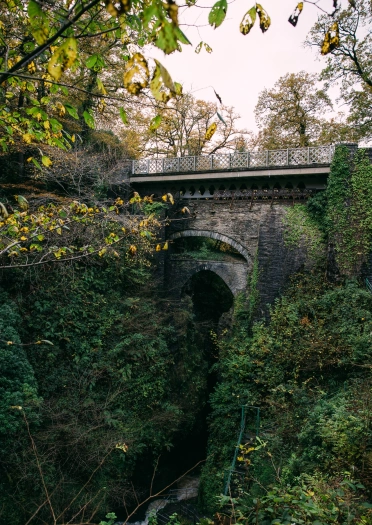 Pont dros raeadr mewn dyfnant gul.