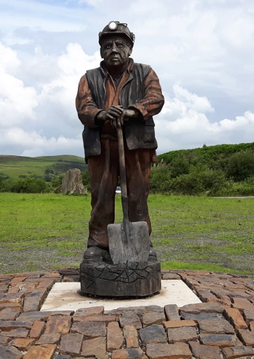 Cerflun o löwr ar blinth carreg.