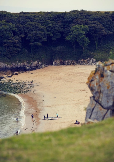 Llun o draeth Barafundle o uchder.