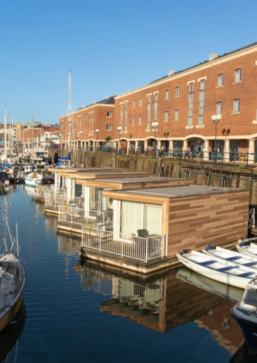 Ystafelloedd sy’n arnofio ymhlith y cychod yn Aberdaugleddau.