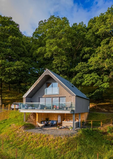 Llety mewn tai yn y coed, a choed.