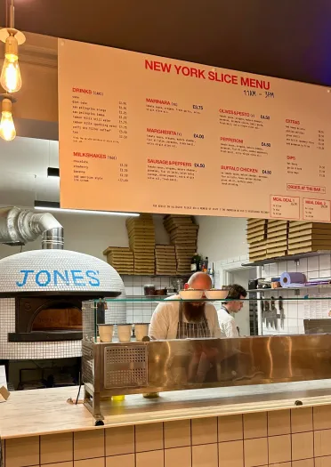 counter mewn caffi pizza