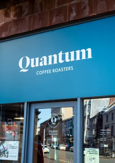 Delwedd allanol o gaffi rhostwyr coffi Quantum