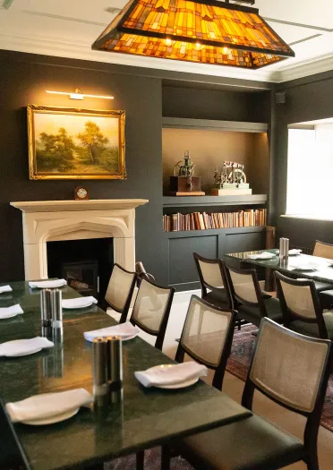 Ystafell fwyta mewn bwyty.