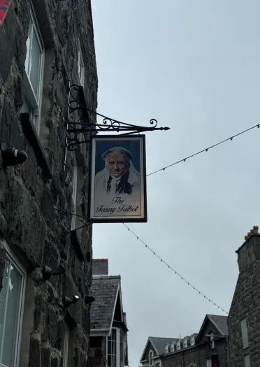 Arwydd tafarn ar adeilad.