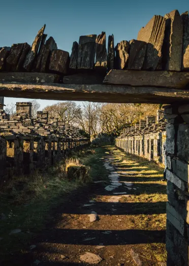 Adfeilion gweithdai mewn chwarel lechi.