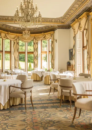 Tu mewn i’r Bwyty Henry Robertson yn Gwesty Neuadd Palé, Gogledd Cymru.