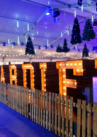 Arwydd Caerdydd wedi ei oleuo.