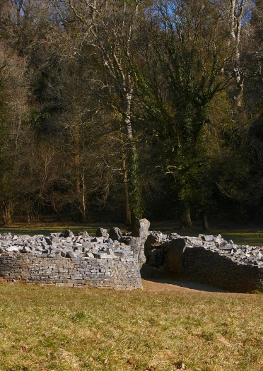 Gweddillion siambr gladdu gylchog o’r Oes Haearn.