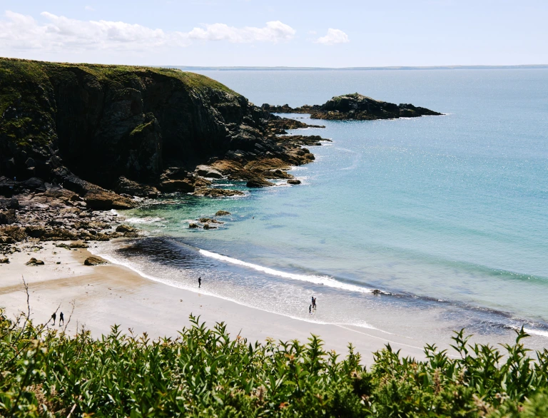 Traeth Caerfai, ger Tyddewi, Sir Benfro.