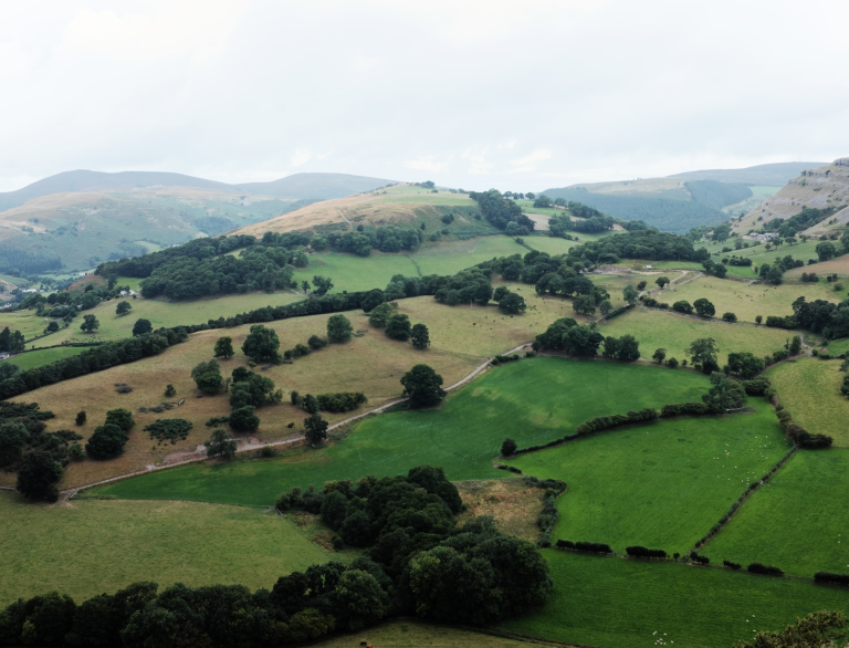 Yr olygfa o Gastell Dinas Brân, Bryniau Clwyd