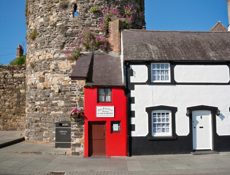 Golygfa o’r tu allan o dŷ bach coch.