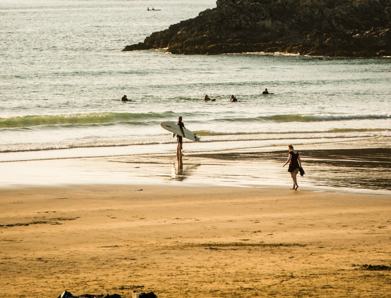 Syrffwyr ar y traeth