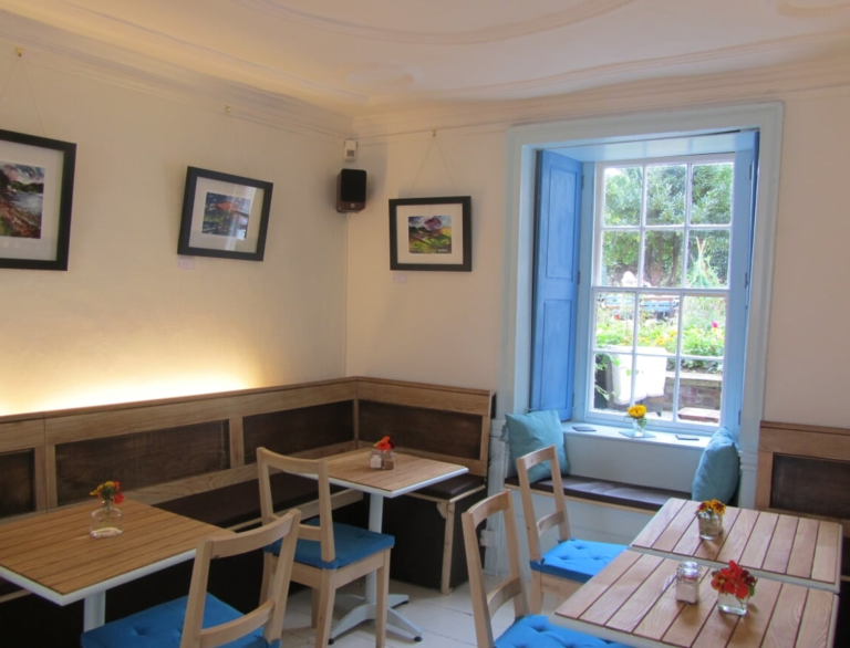 Llun o fyrddau a chadeiriau tu mewn i Fig Tree Espresso