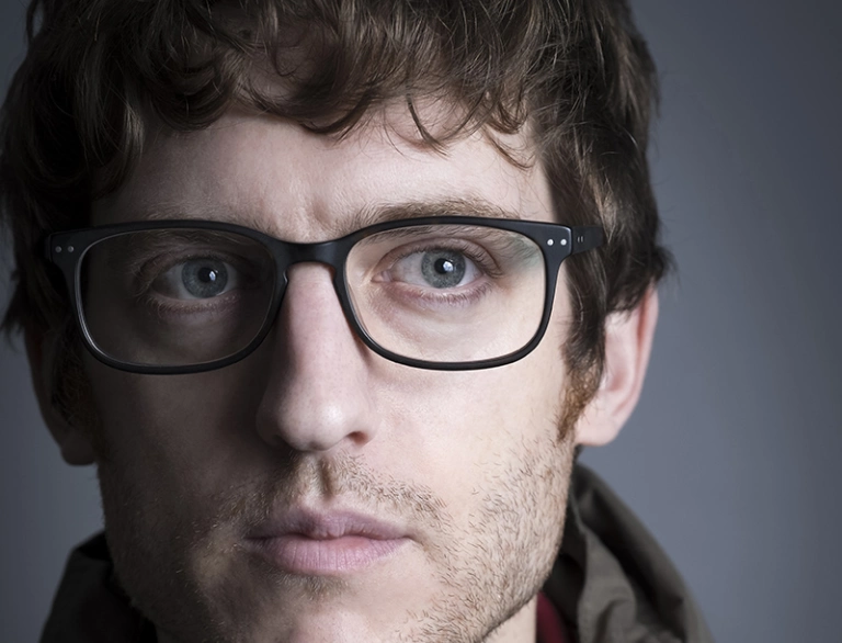 Llun agos o'r comediwr Elis James