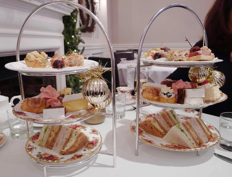 Te prynhawn ar ddau blât gweini arian.