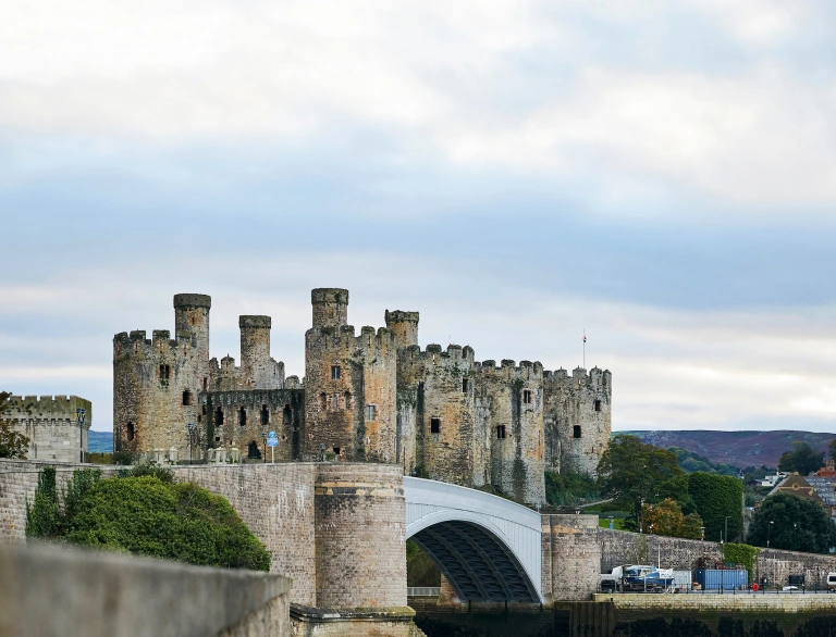Llun o Gastell Conwy a'r môr
