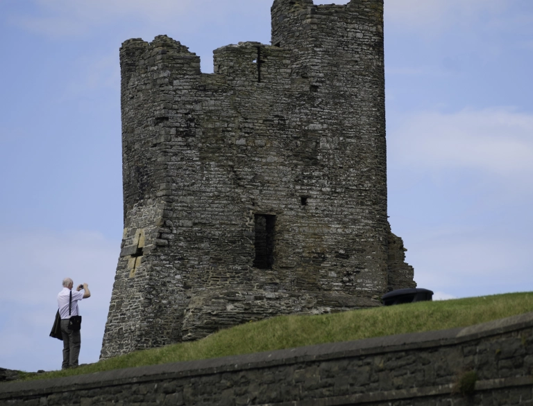 Tŵr castell wedi ei ddifrodi.