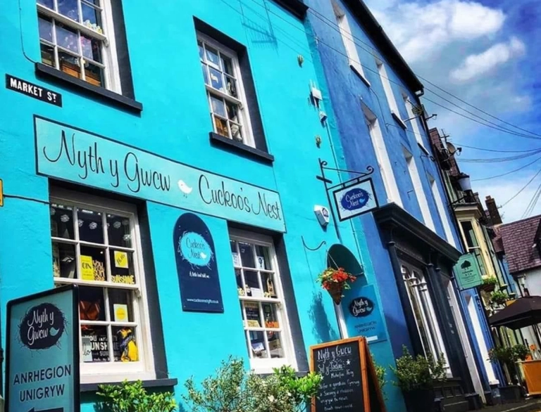 Blaenau siopau wedi’u paentio’n amryliw