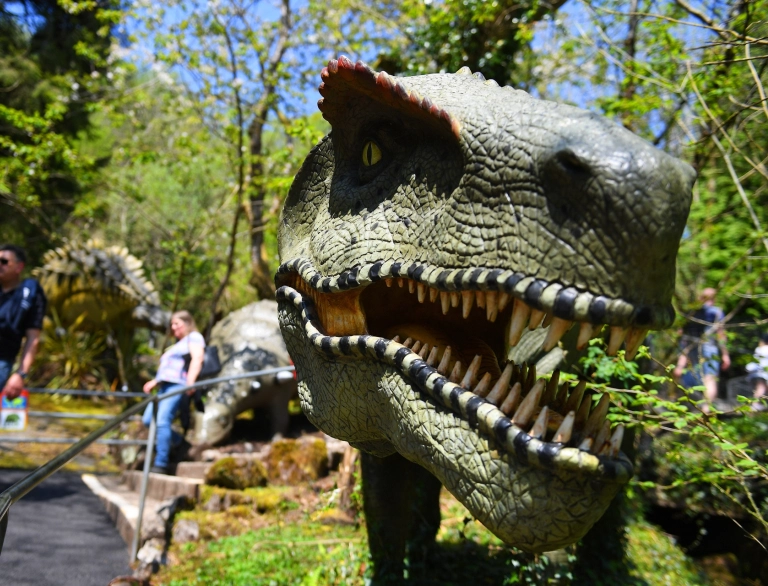 Cerflun deinosor yn Dan yr Ogof.