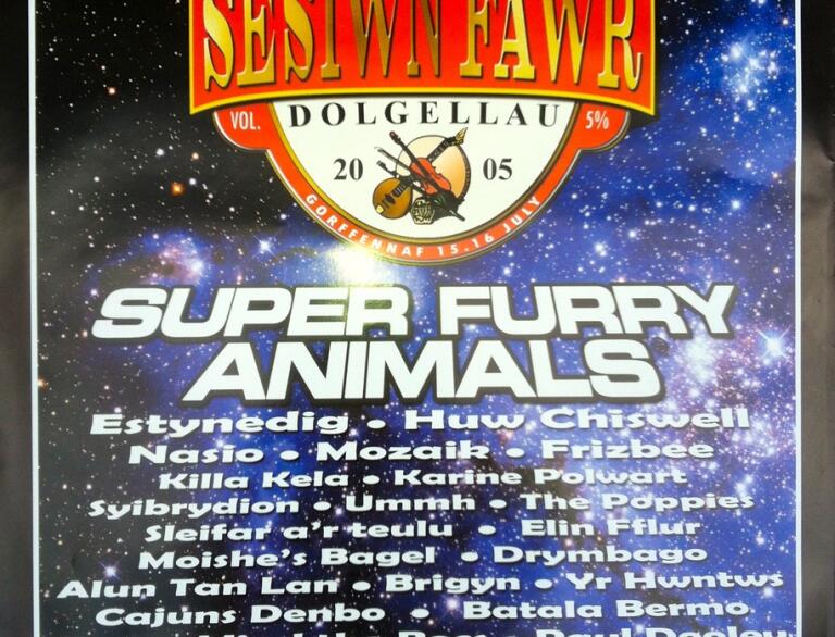 Poster Sesiwn Fawr Dolgellau 2005 gydag enwau nifer o fandiau gan gynnwys Super Furry Animals. Mae'r poster yn las gyda sêr a logo coch ar ffurf pwmp cwrw.
