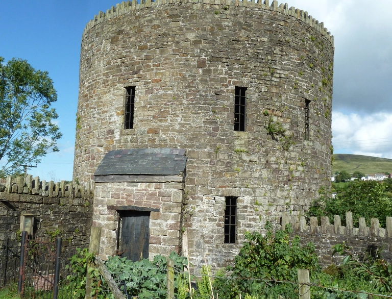 Tŵr carreg crwn.