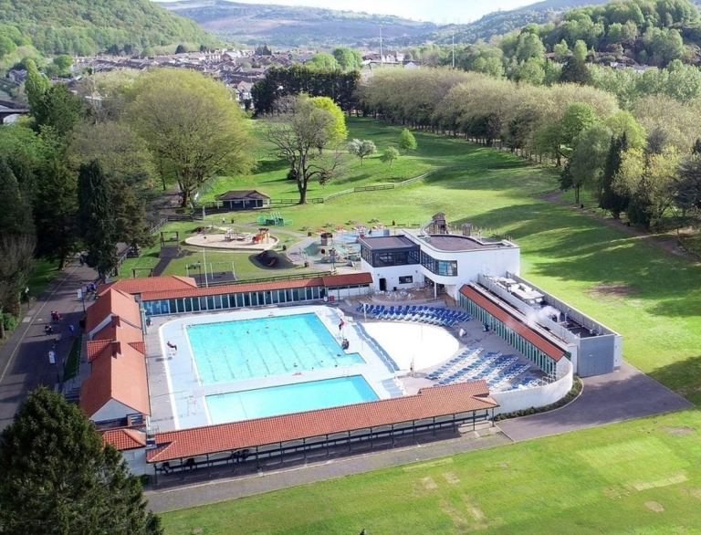 Llun o’r awyr o lido a pharc.