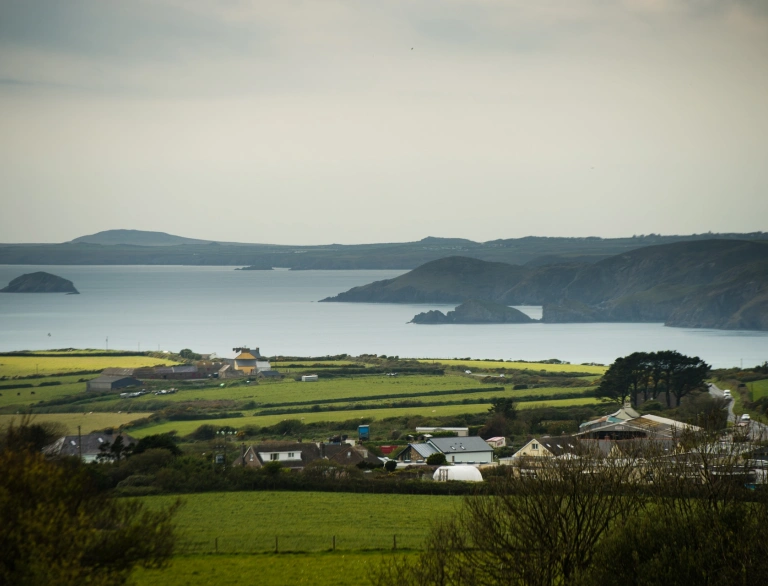 Golygfa o gefn gwlad ac môr.