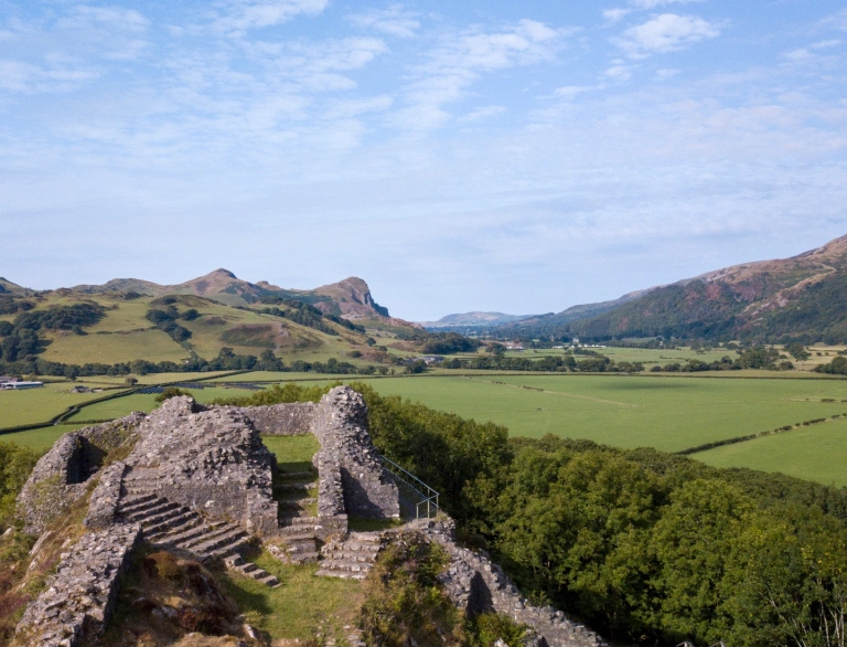 Adfeilion castell yn edrych tuag at yr arfordir.