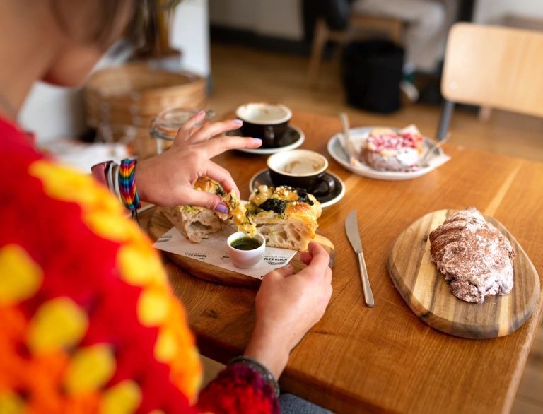 Bwrdd efo bwyd a diod