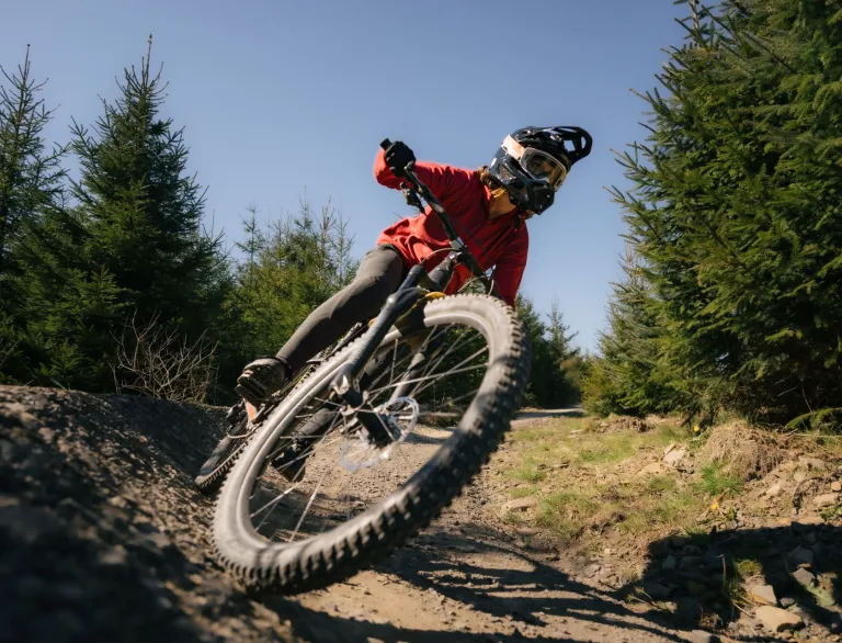 unigolyn ar feic mynydd mewn parc beicio.