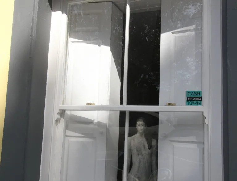 ffenestr gyda’r gair ‘boutique’.