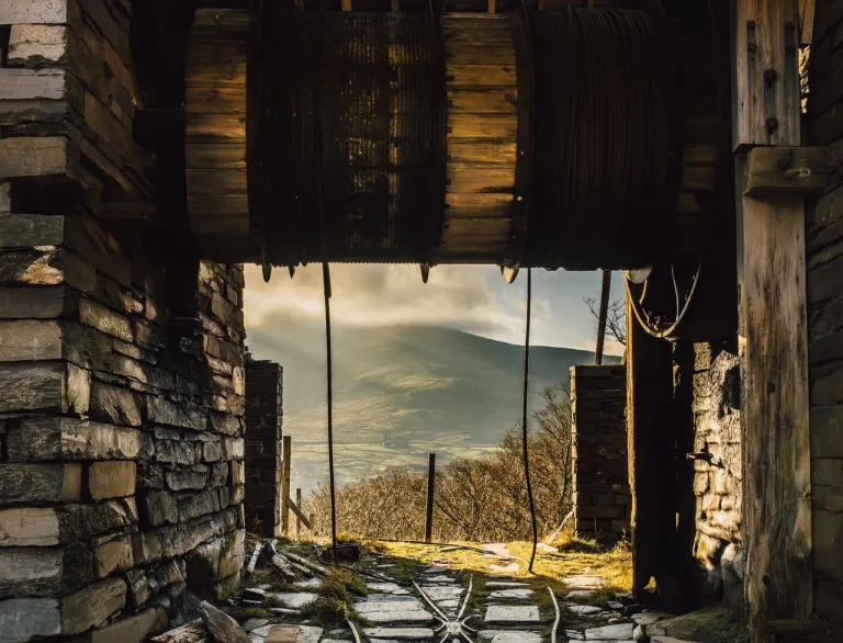 Yr olygfa drwy dŷ weindio ar dop inclên chwarel lechi.