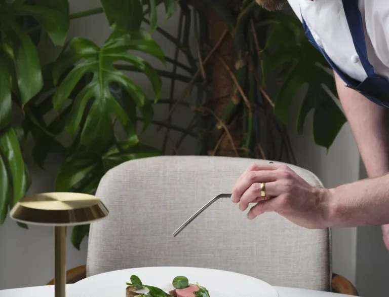 Dyn yn paratoi bwyd yn Neuadd Palé