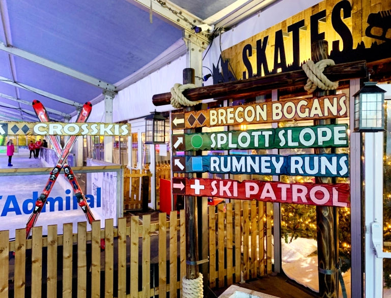 arwyddion wedi eu goleuo ac arwydd addurniadol ar gyfer hoci iâ.