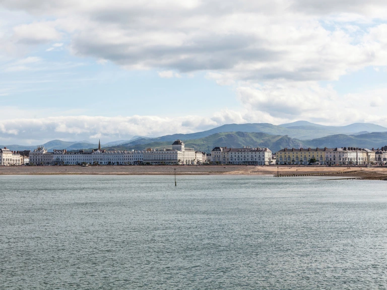 Golygfa o lan môr Llandudno o'r môr