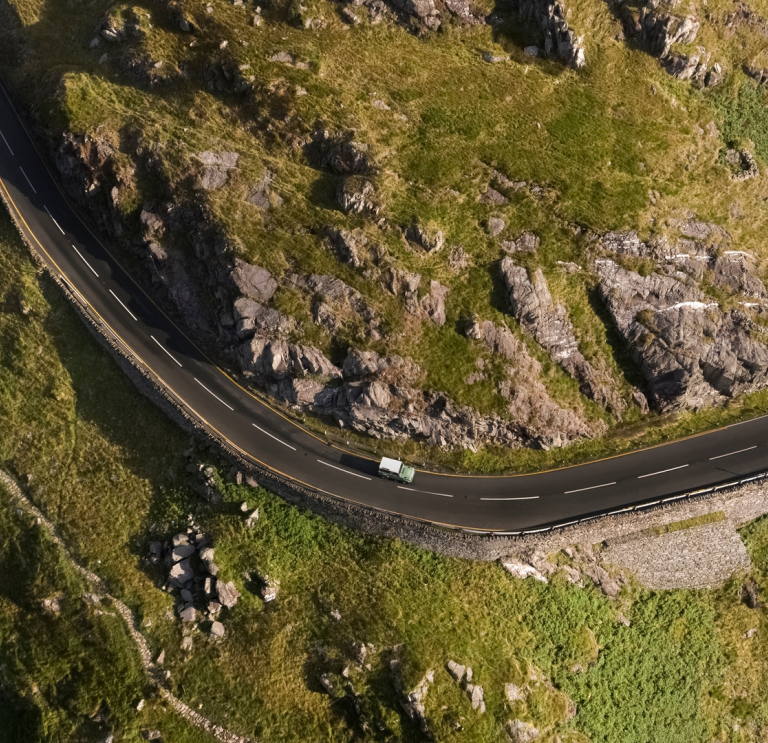 Car yn ymdroelli trwy Nant Gwynant, Eryri