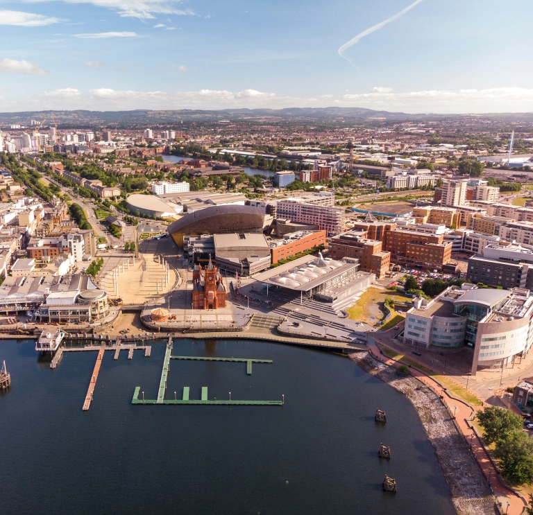 Llun o'r awyr yn edrych i lawr ar Fae Caerdydd