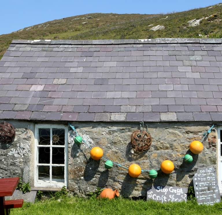 Cwt yn llawn cymeriad ar Ynys Enlli.