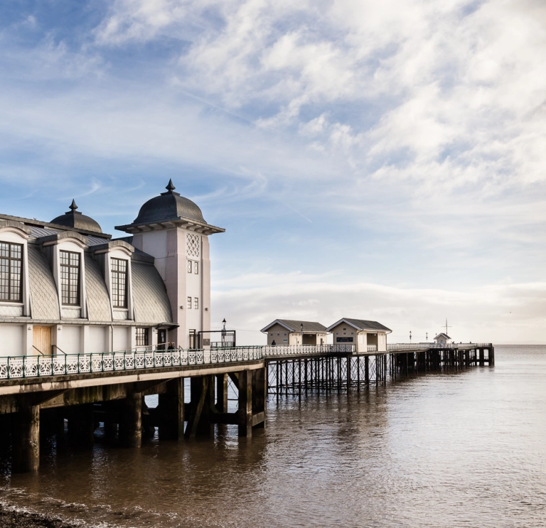 Pier Penarth a'r môr