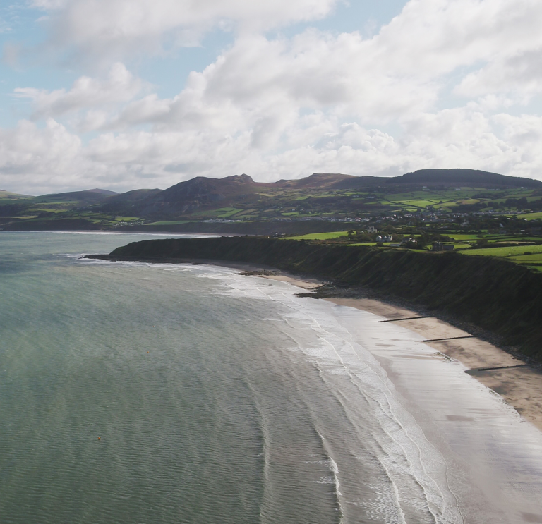 Golygfa o'r môr ar draeth
