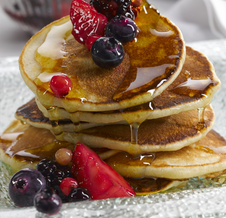 Crempogau gyda mefus a syrp.