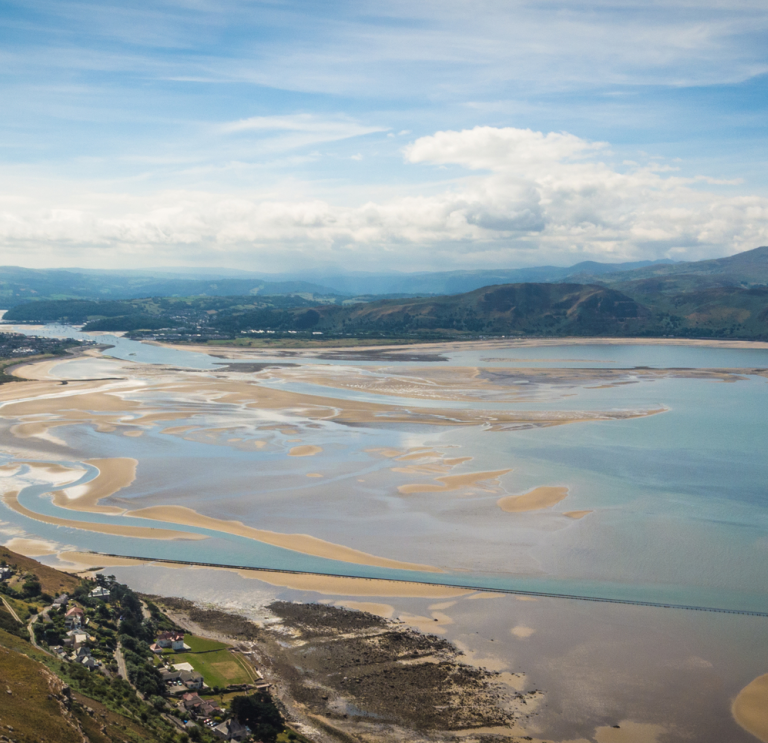 Golygfa o'r Gogarth yn edrych i lawr dros Landudno a'r môr