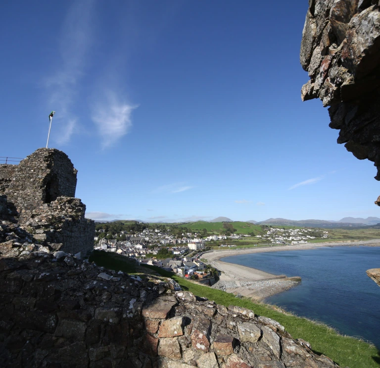 Golygfa o’r arfordir ger Cricieth o’r castell. 