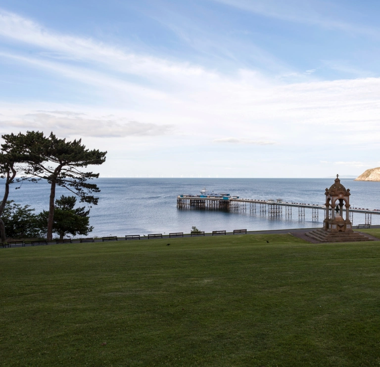 Llun o'r pier yn Llandudno