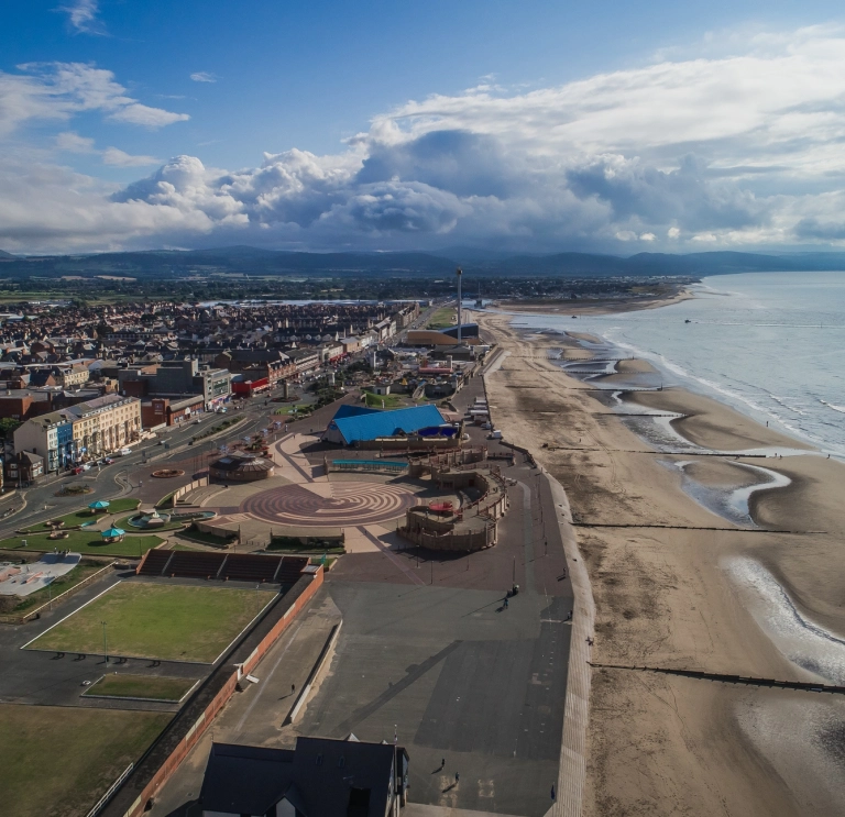 Golwg o lan môr y Rhyl oddi fry.