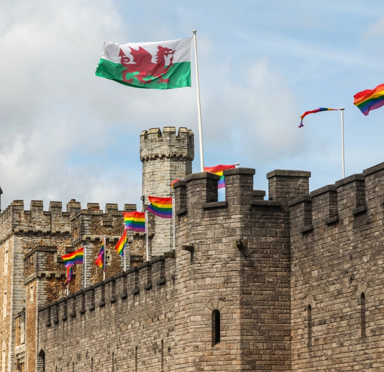Castell Caerdydd gyda baneri Balchder yn chwifio