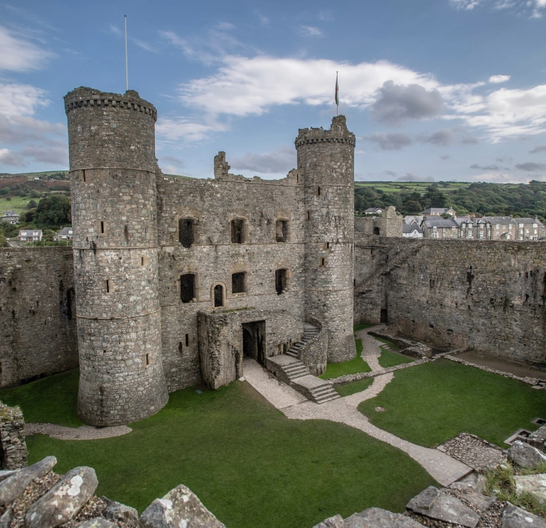 Llun o rhan fewnol Castell Harlech