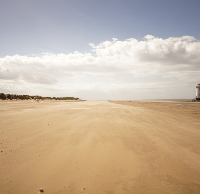 Traeth tywodlyd mawr, braf.